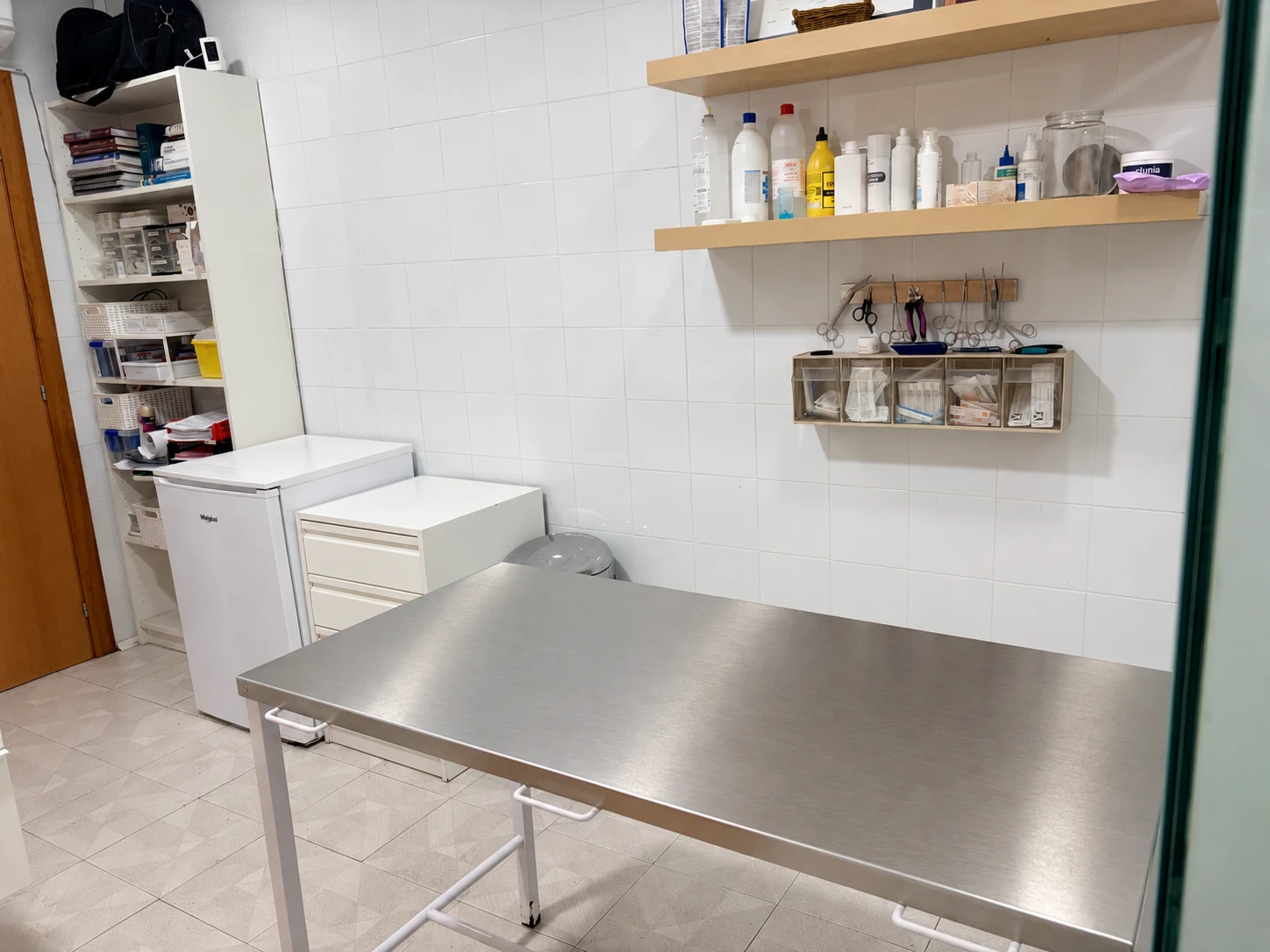 Salle de consultation d&rsquo;Animal Salut avec table d&rsquo;examen, mobilier et mat&eacute;riel v&eacute;t&eacute;rinaire